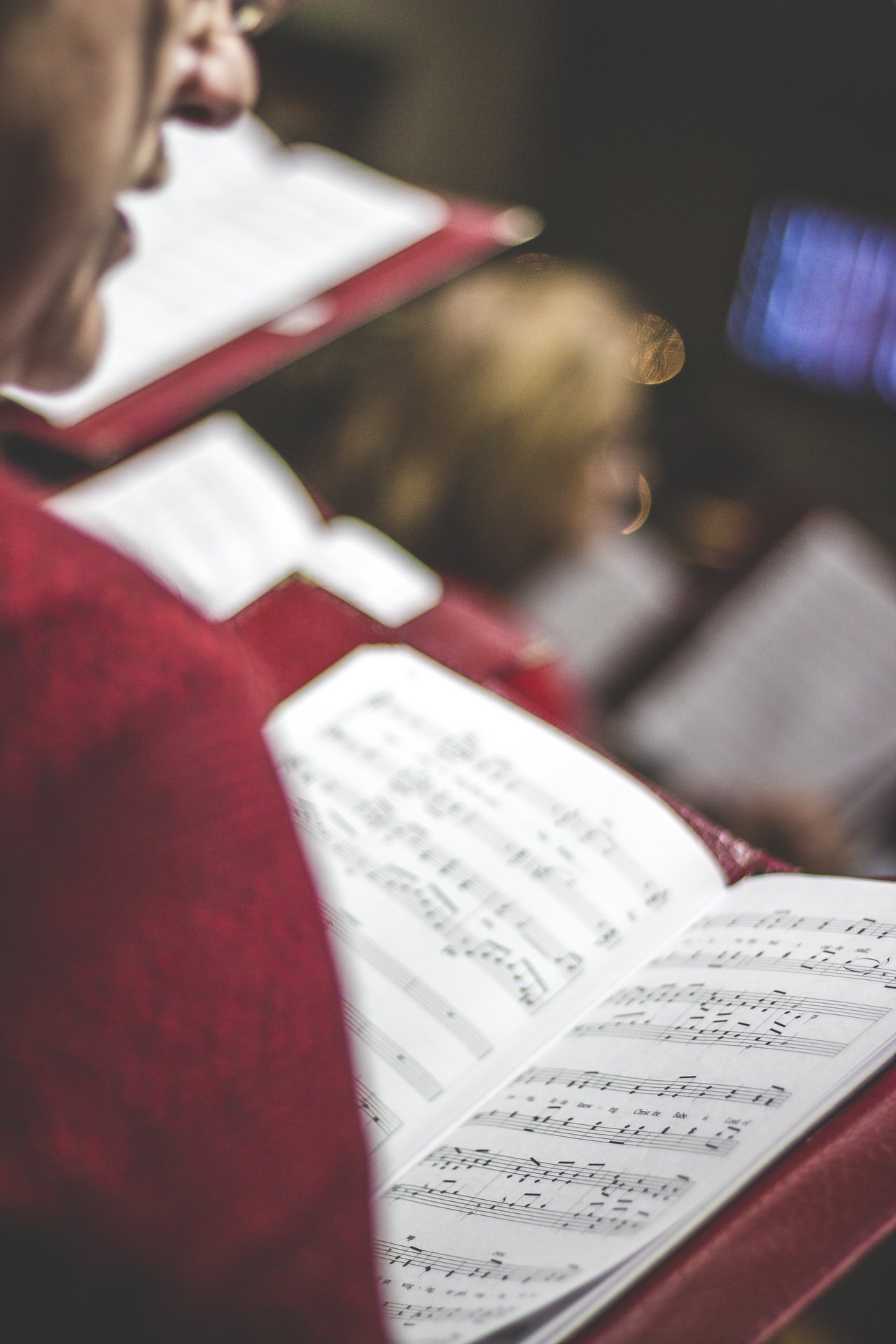 Singende Chorsängerin in Nahaufnahme